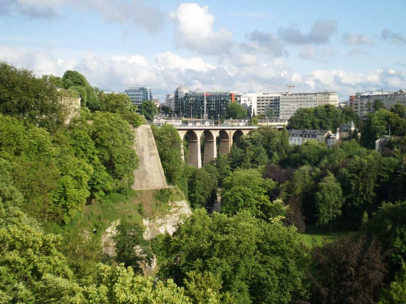 Luksemburg, stare miasto znajduje się na skalnym cyplu otoczone dolinami rzek
